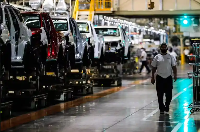 Seis automotrices frenaron la producción al mismo tiempo ante la caída de la demanda