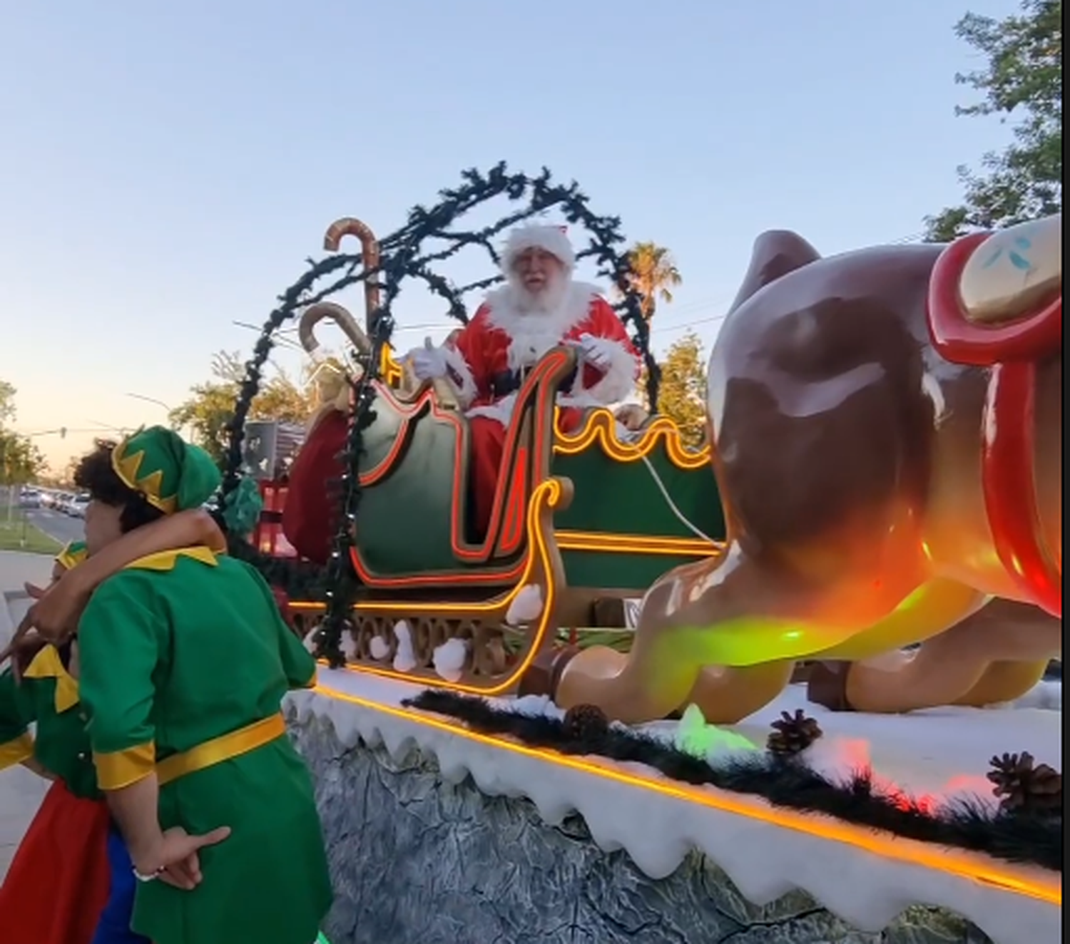 Llegó la "Caravana Navideña" a San Nicolás y Papá Noel recorrió las calles de la ciudad