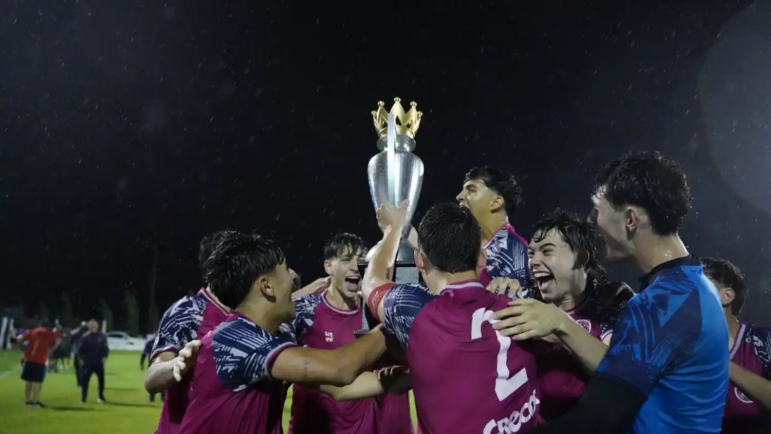 Los chicos de la juvenil levantando la copa