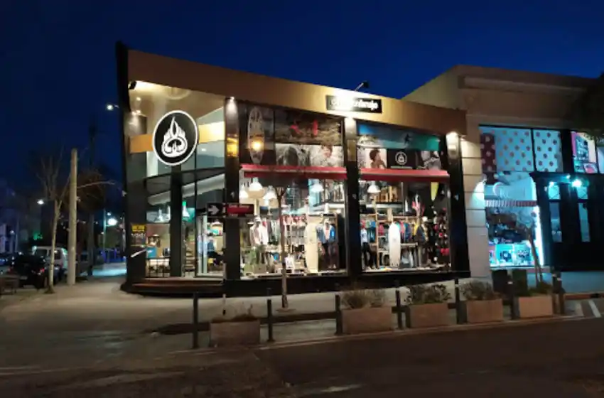 Rompieron la vidriera y robaron indumentaria de un comercio de Güemes