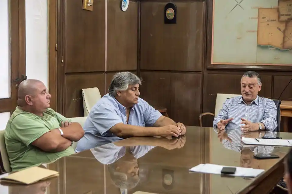 Las Flores: Tras renunciar al sueldo, el intendente anunció aumentos escalonados y pago de bono sin fecha