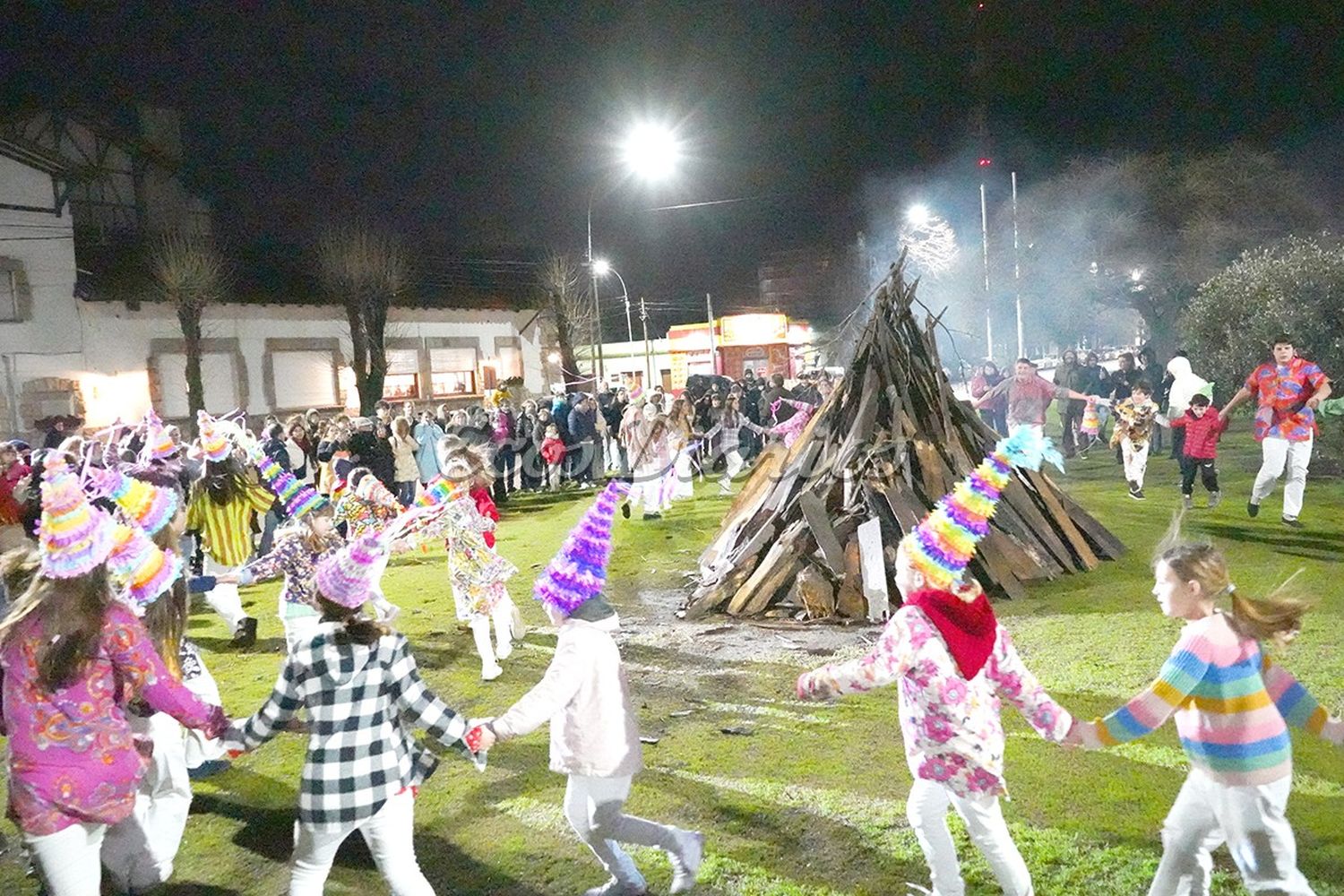 Baile. La danza de los niños y jóvenes acompañó la quema de los deseos
