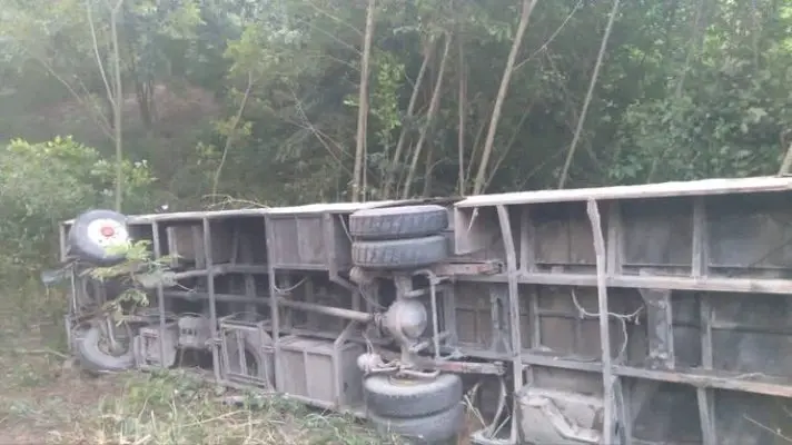 SE VOLCÓ EN PLENA VÍA: dos muertos y 11 lesionados es el saldo de un accidente de autobús en carretera de Carabobo