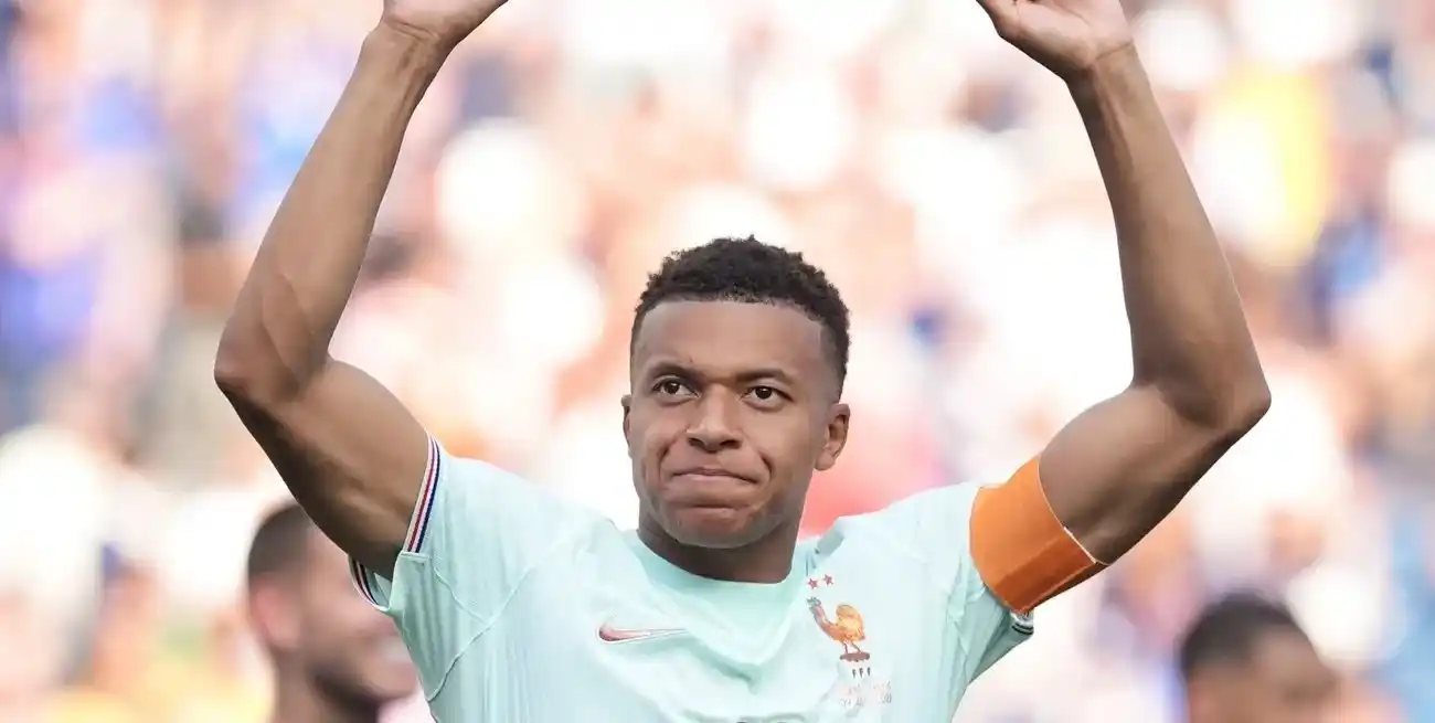 Kylian Mbappé saluda a la audiencia al término del partido. Xinhua.