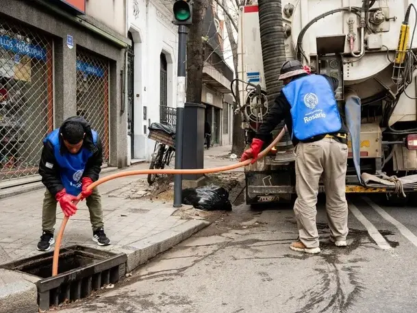 La Municipalidad refuerza la limpieza de sumideros y bocas de tormenta en barrios de la ciudad por El Niño