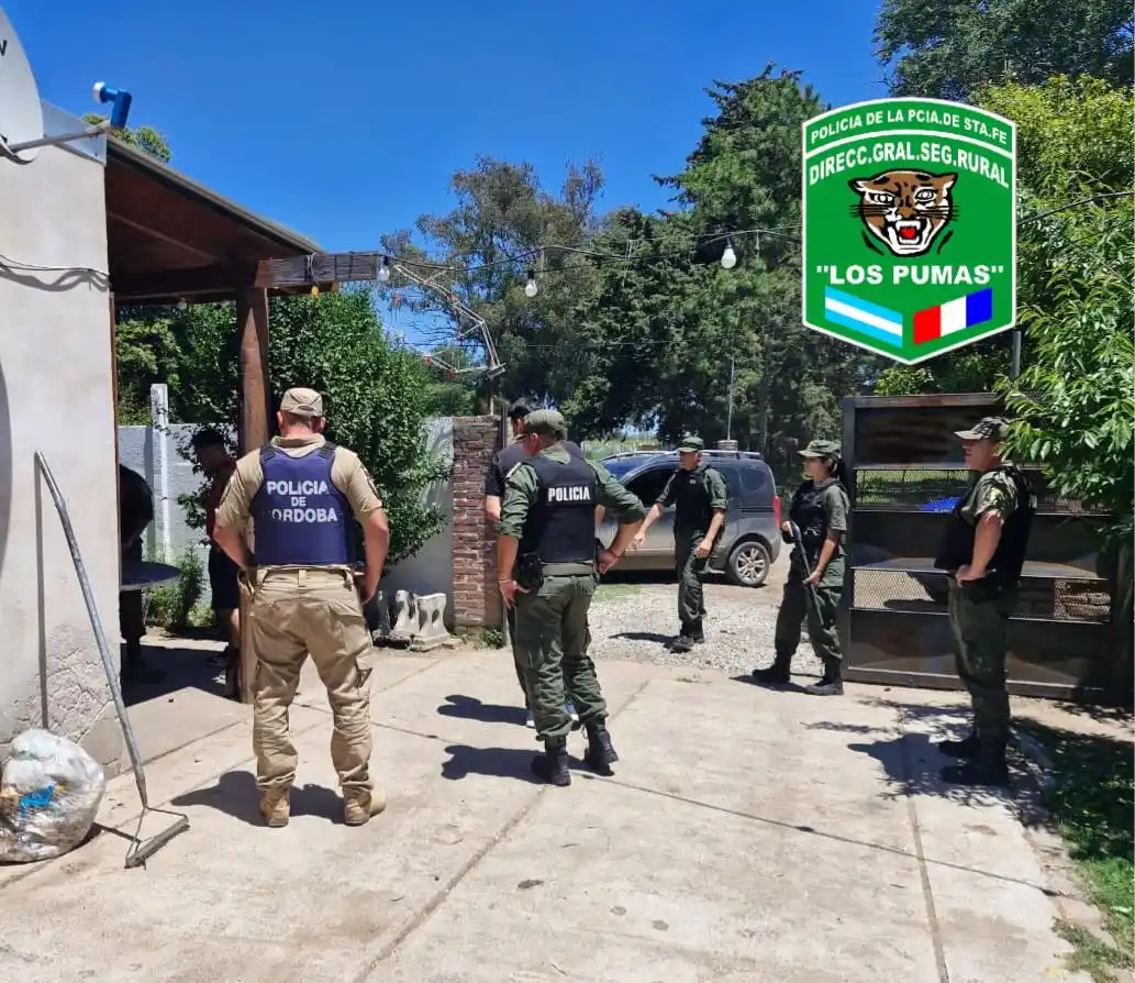 Personal policial de ambas provincias trabajando en el allanamiento.