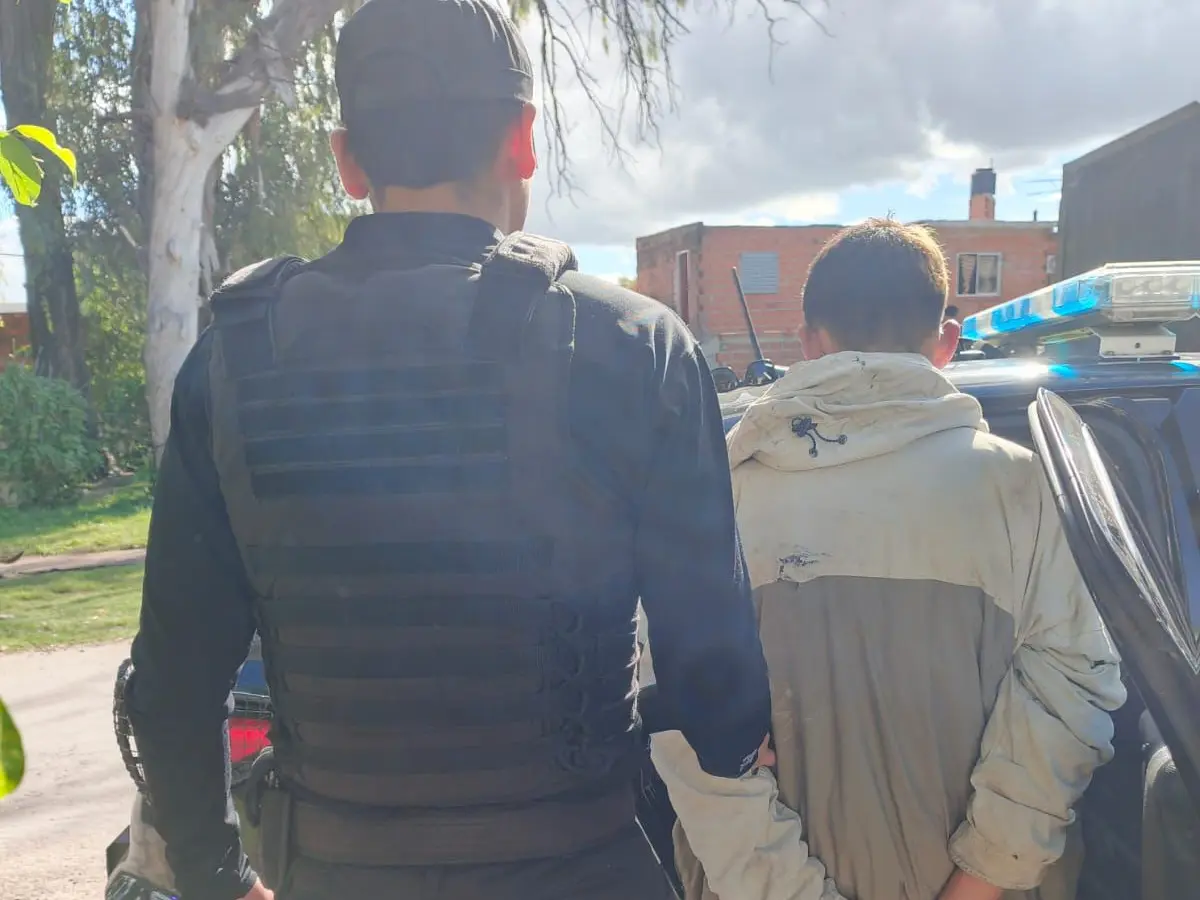 Un adolescente de 16 años fue detenido en la zona oeste por amenazar a una mujer con un arma