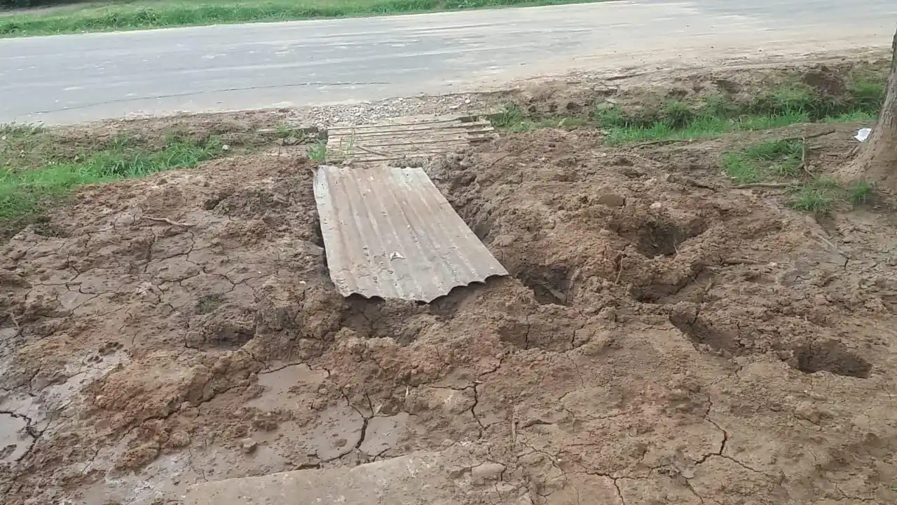 Reporte: “Arreglaron un caño y pidieron que pongamos una chapa arriba”