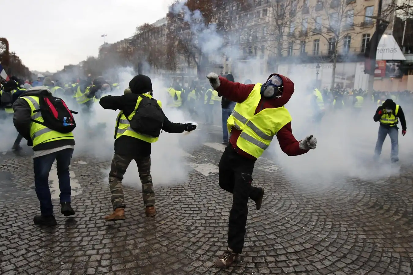 Macron decretó el estado de emergencia económico y social