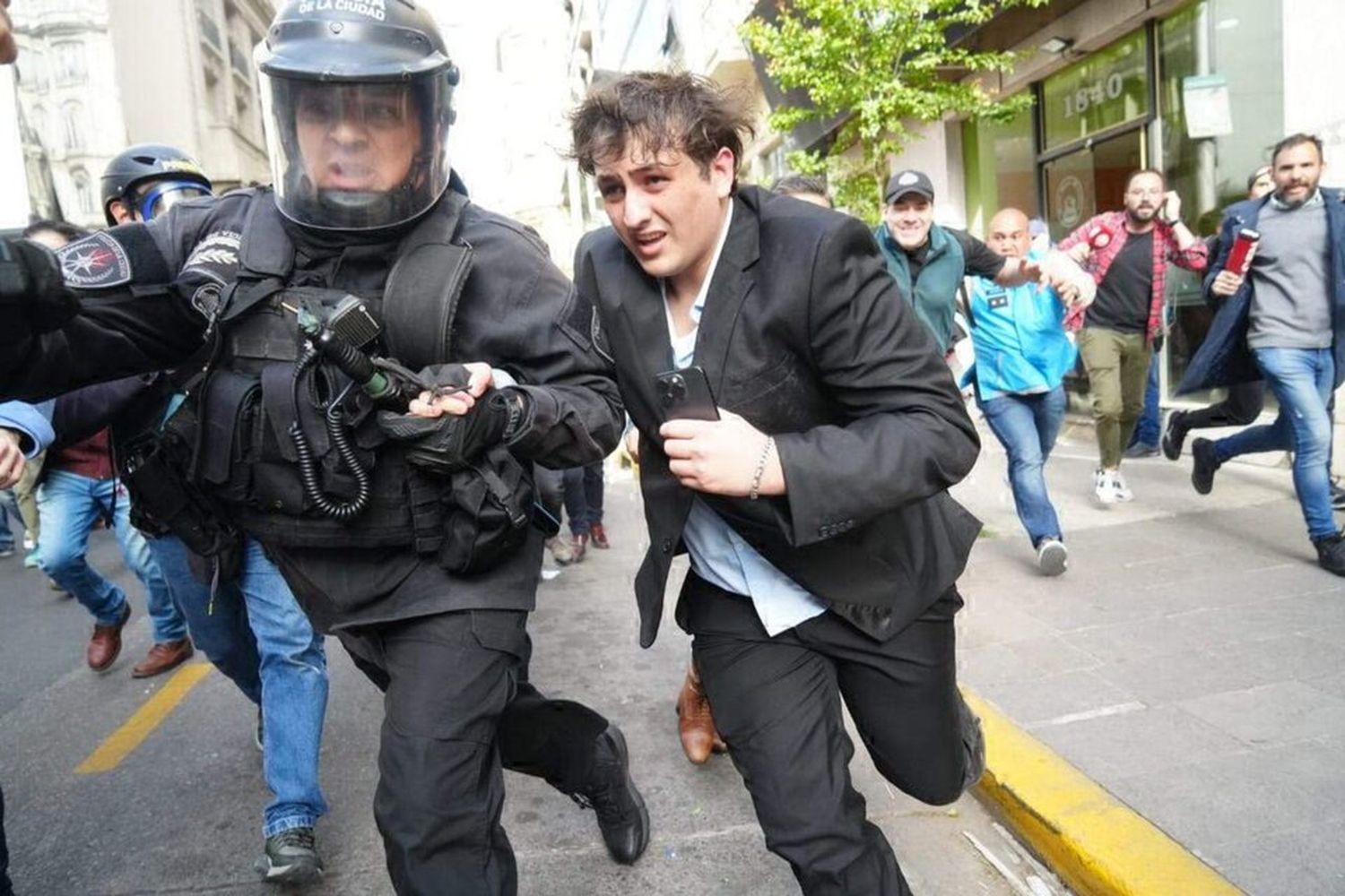 Un militante libertario fue a provocar a la marcha contra el veto universitario y debió refugiarse en una pizzería