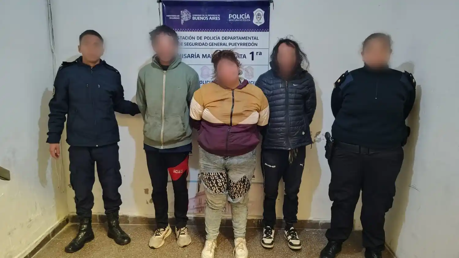 Con autorización del propietario, los efectivos ingresaron a la vivienda y encontraron en el interior a dos hombres de 45 y 48 años y una mujer de 38.