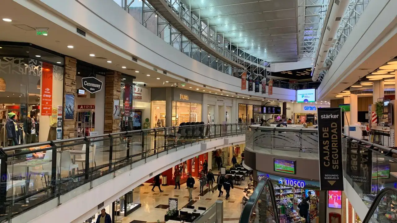 A pocos días de la celebración, familias recorren la ciudad para encontrar promociones para sorprender el próximo domingo.
