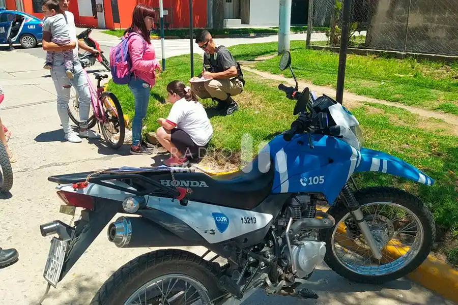 Accidente en barrio Italia terminó con una niña de 9 años hospitalizada: iba enganchada en una moto mientras circulaba en bicicleta