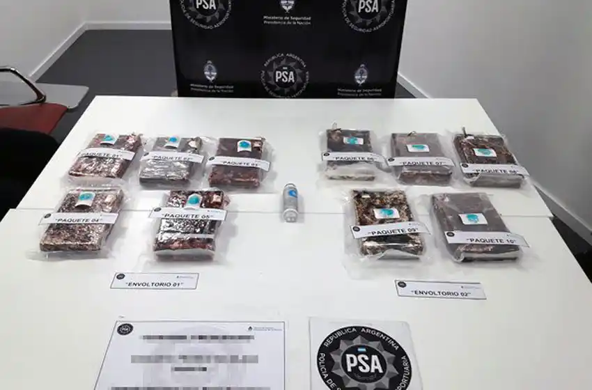 Detuvieron a 3 efectivos aeroportuarios tras el hallazgo de 254 kilos de cocaína en Ezeiza