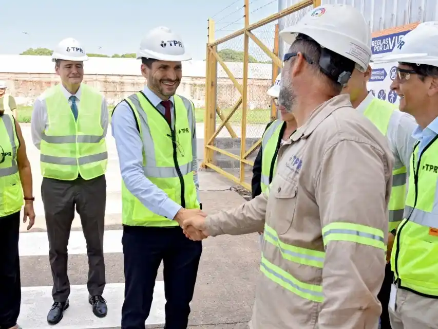 “Trabajamos muchísimo para esto, y hoy podemos mostrar que este envío sale desde aquí y no desde otro puerto de la Argentina”, dijo el gobernador.