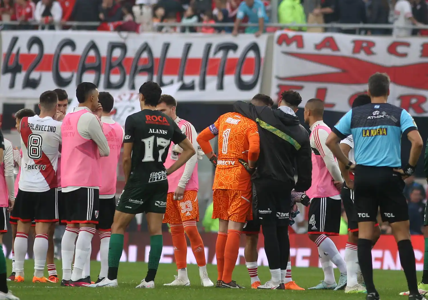 El momento de la suspensión del partido por la muerte del hincha.