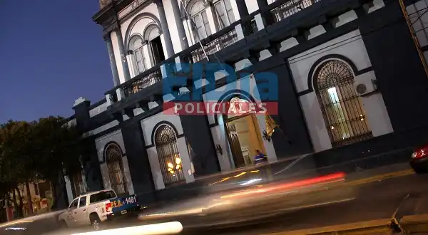 Tenía a una menor encerrada y la policía la rescató tras los gritos de “auxilio”