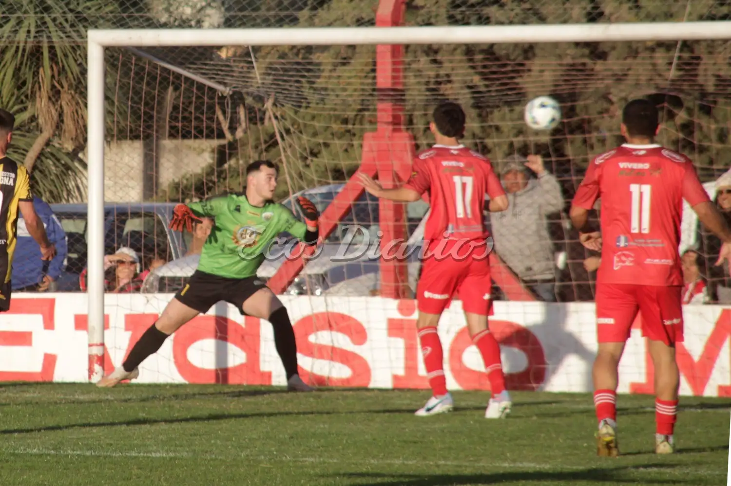 Al fondo de la red. El remate de Gastón Ibargüengoitia que finalizó en el tercer gol del conjunto local