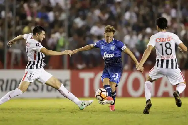 El Decano empató en Paraguay y está por primera vez en octavos de final