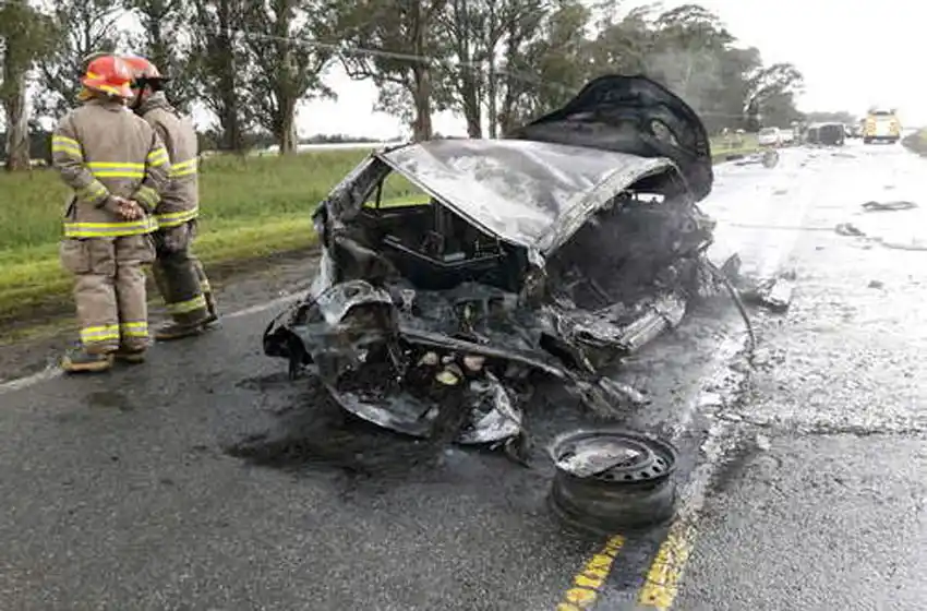 Imponente accidente entre un auto y una camioneta en la Ruta 226