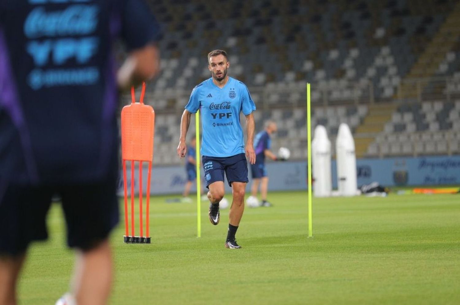 A días del Mundial de Qatar, la Selección Argentina entrenó por primera vez en Abu Dhabi