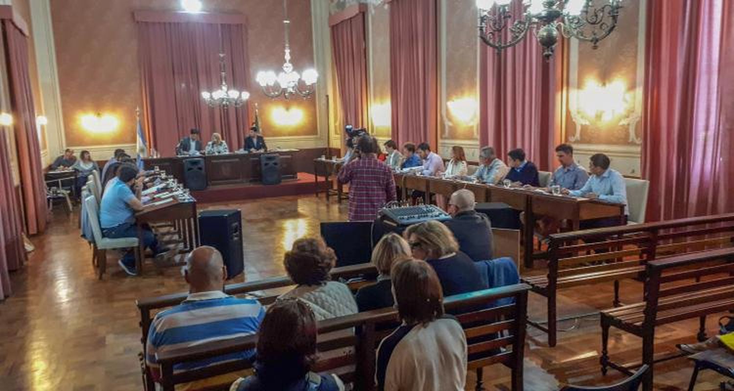Por primera vez  en la historia, vecinos  les pedirán en la cara  a los concejales “que se bajen las dietas”