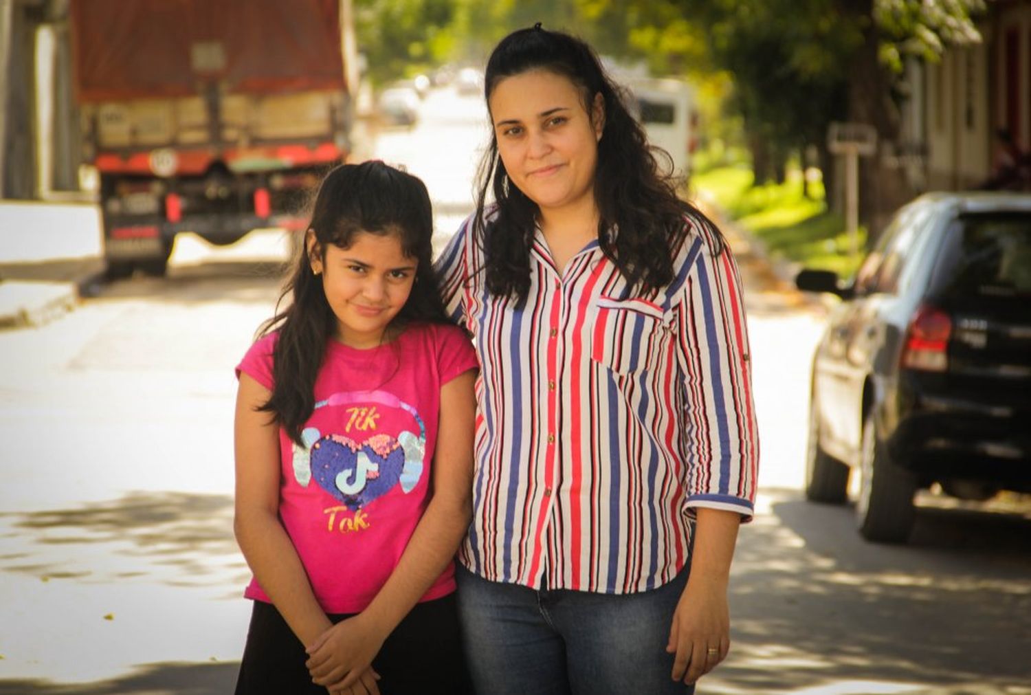 Amelie y Gisela, en la peurta de su casa 