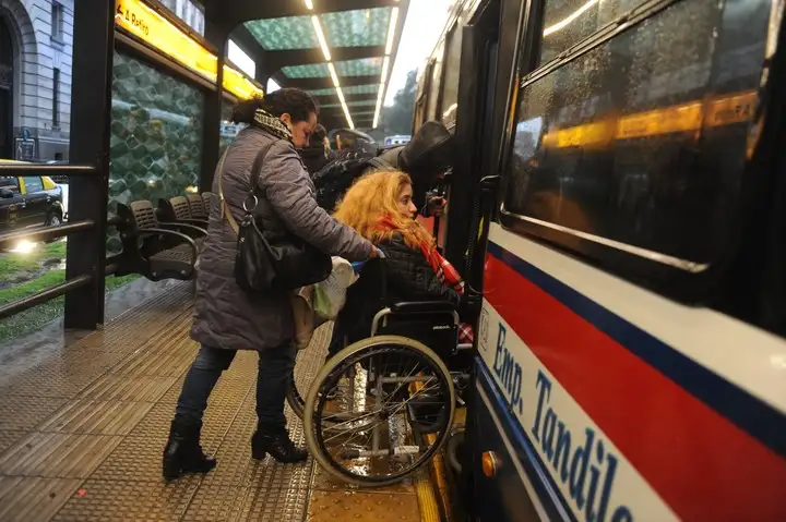 El Gobierno anunció que las personas con discapacidad podrán viajar en trenes y colectivos sin certificado.