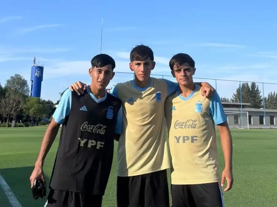 Ulises Leguizamón, Yutiel Lizarraga y Salvador Albertengo, los juveniles cremosos en Ezeiza. Foto:Prensa AR
