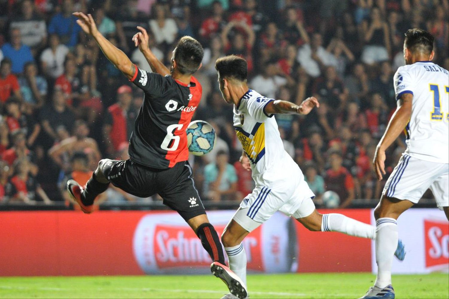 Boca goleó en Santa Fe y mantiene ilusiones