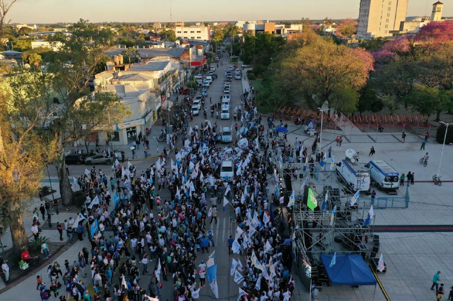 Numerosa caravana del Frente de Todos en capital