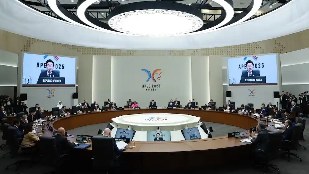 Vista general de la primera sesión de la cumbre del Foro de Cooperación Económica Asia-Pacífico (APEC), realizada en el Centro de Convenciones Internacional Hwabaek de Gyeongju, Corea del Sur (EFE/EPA/YONHAP)