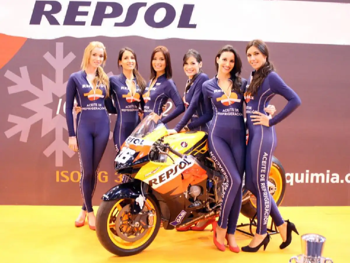 La repudiable exigencia para ser promotora del automovilismo español: “Talla 95 o 100 de pecho”
