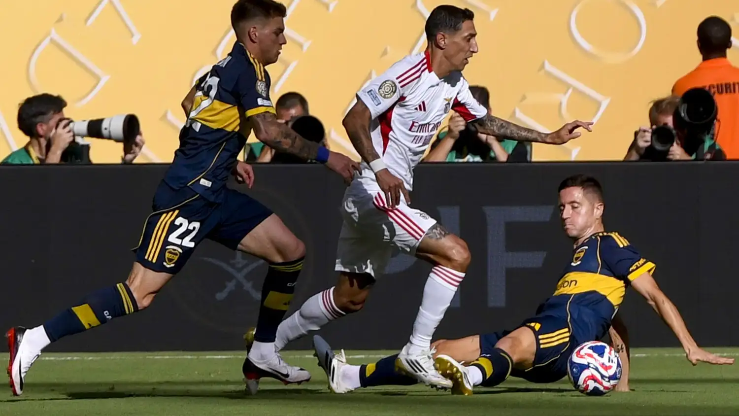 Maniobra Di María, entre Zenón y Herrera.