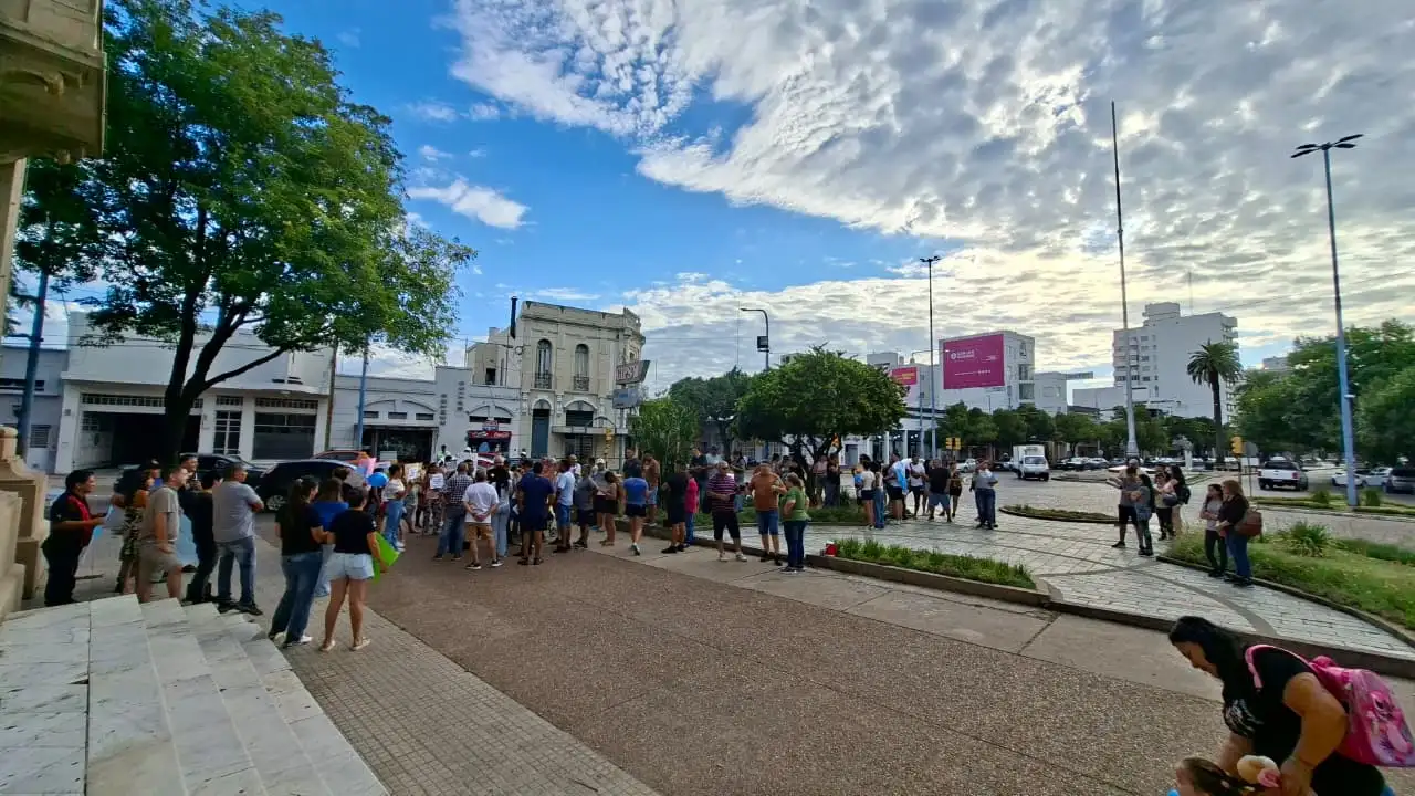 manifestación policia jefatura reclamo salarial - 1