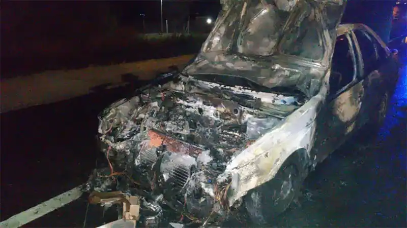 Un auto chocó contra un camión y se prendió fuego: hospitalizaron al conductor