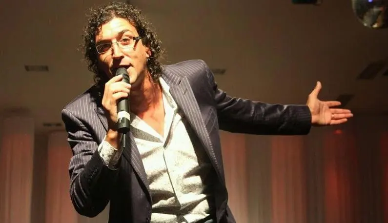 Show de éxitos latinos con el artista Ariel Loustaunau