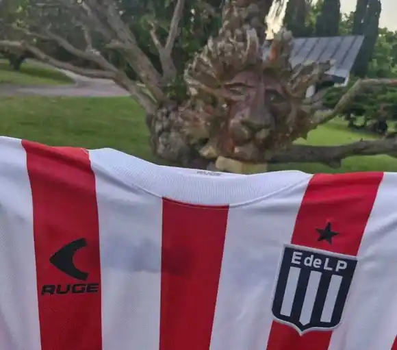 Milei exhibió una camiseta de un club argentino en plena polémica con AFA