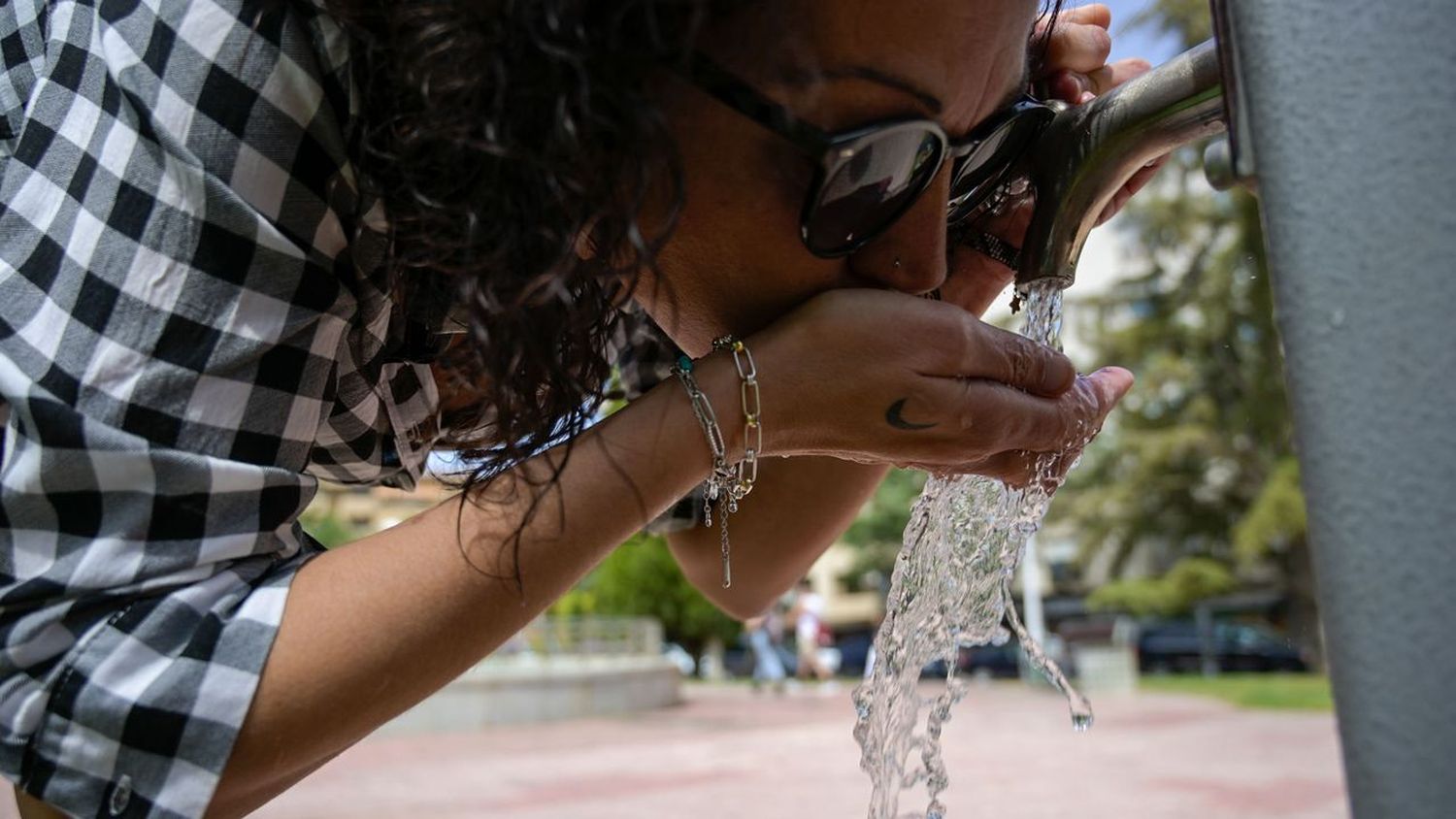 Lo ideal es que frente a las altas temperaturas todas las personas, y en especial los chicos y los adultos mayores, tomen precauciones para evitar ser afectados.