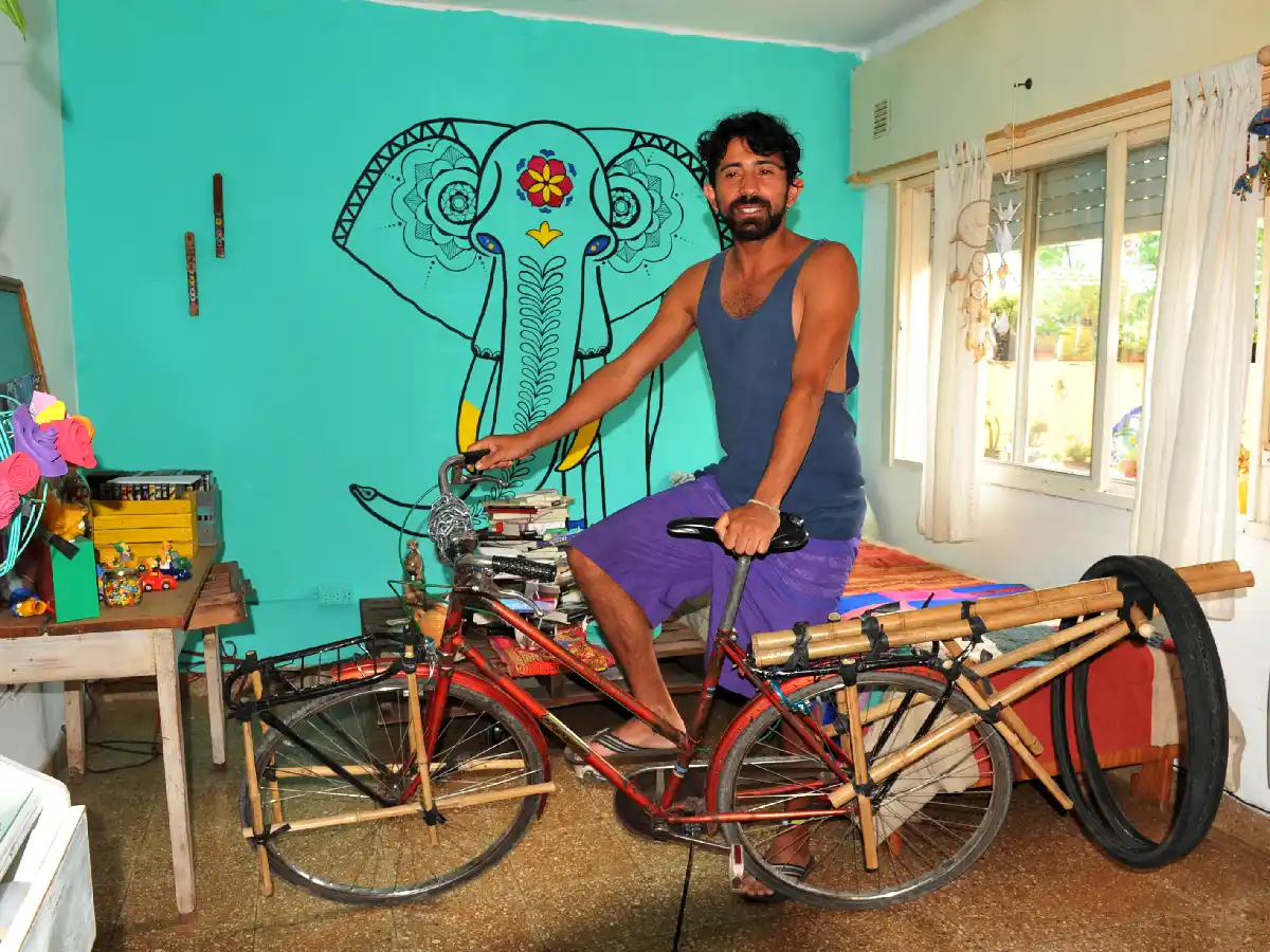 Con su bicicleta y la guitarra a cuestas, de paso  por la ciudad antes de seguir a Uruguay y Brasil 