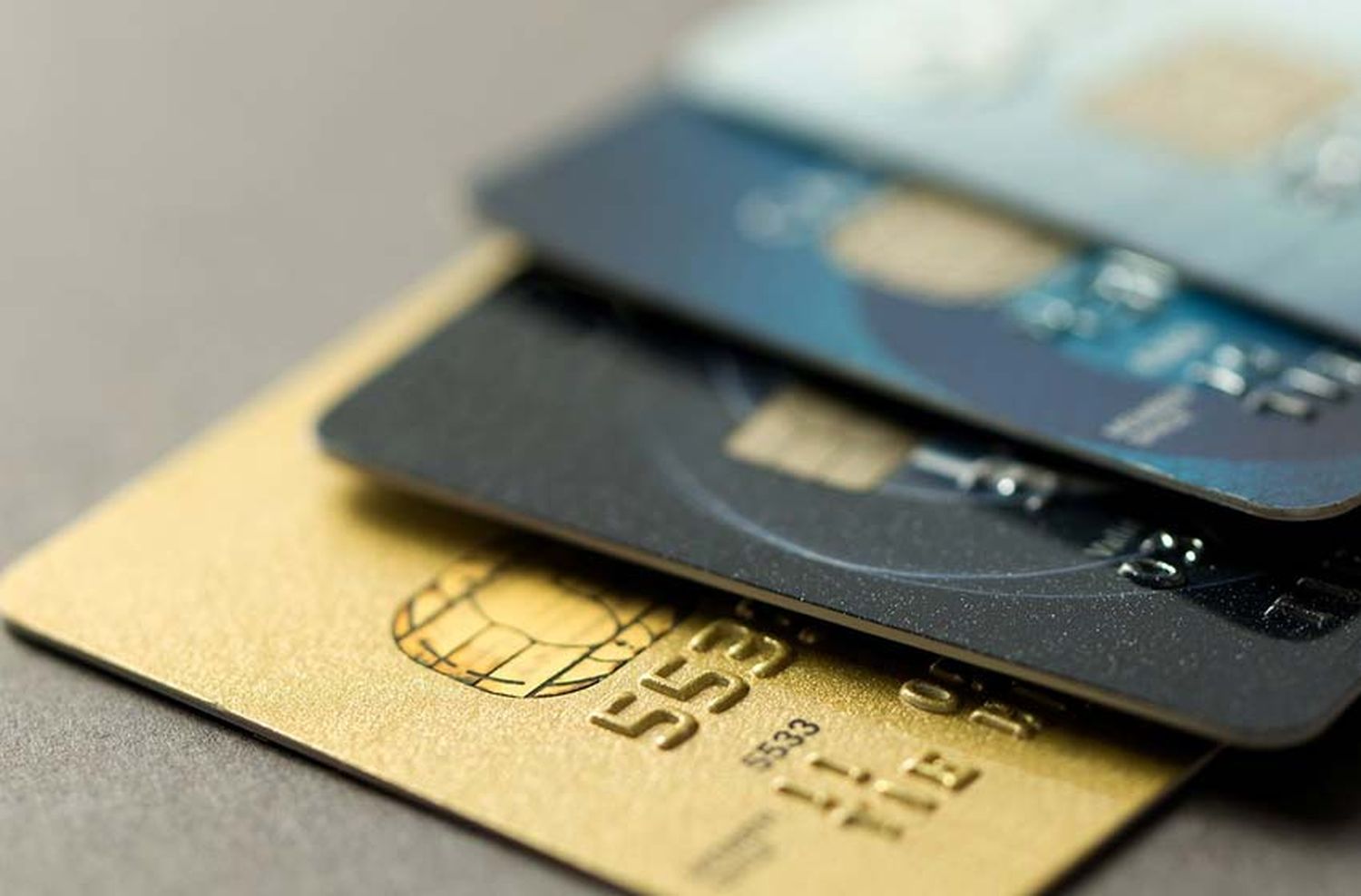 Dólar tarjeta: el Gobierno aumentó las percepciones un 155% a partir de este jueves