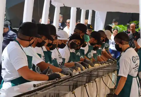 ¡OTRO RÉCORD GUINNESS PARA VENEZUELA! En Los Teques alcanzan la marca de elaborar el tequeño más largo del mundo