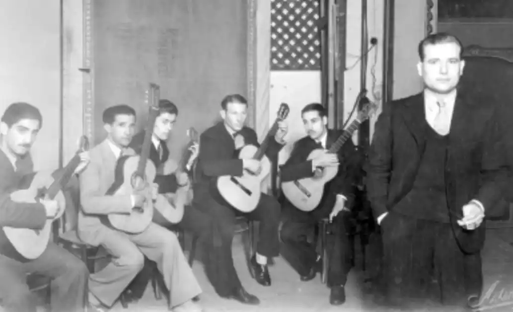 José Angelillo junto a cuatro guitarristas en una de las primeras eliminatorias del certamen. Culminó su exitosa actuación acompañado por dos bandoneones y otros tantos violines.