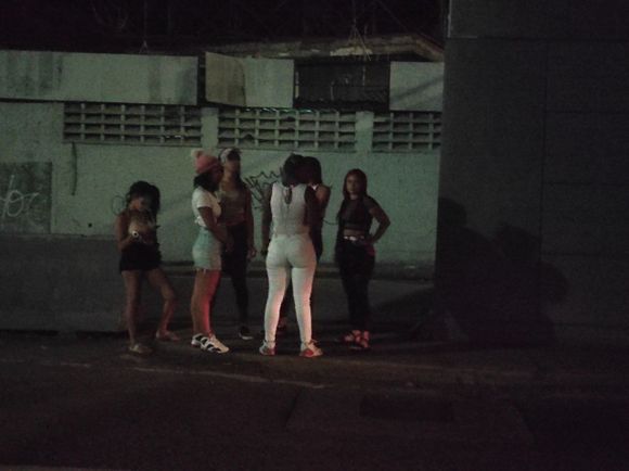 «Soy prostituta en las noches porque el sueldo de maestra no me alcanza»