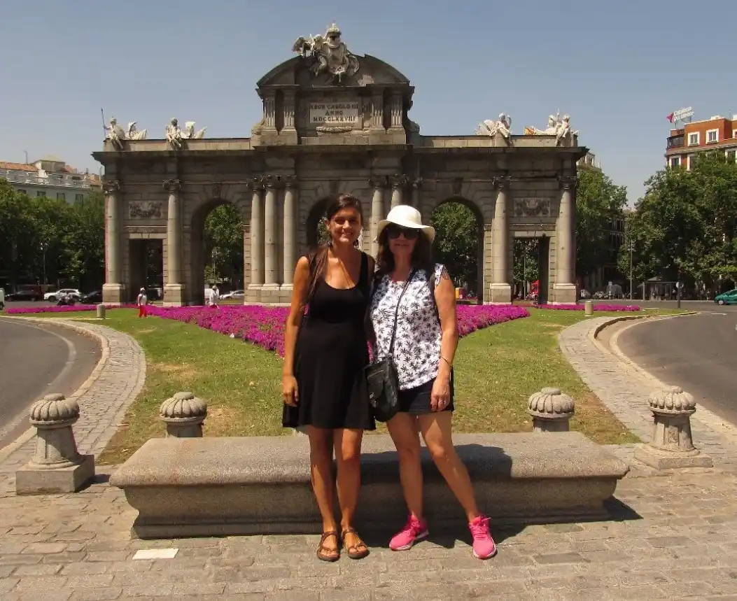 Foto en Madrid en el 2018 con mi madre que vino de visita para recorrer Europa-