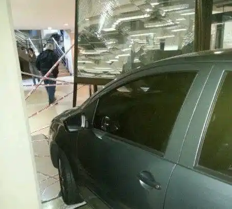 Camioneta chocó 4 autos y uno se incrustó en la Municipalidad de San Isidro