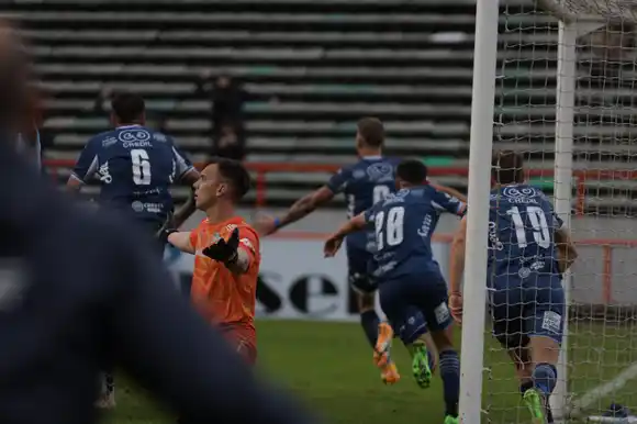 Alvarado cerró la primera ronda con una victoria agónica