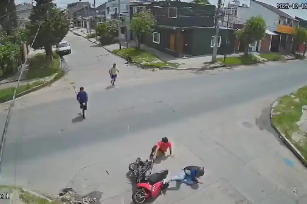 Los vecinos golpearon a los delincuentes luego de que cayeron de la moto. (Foto: Arriba Argentinos)