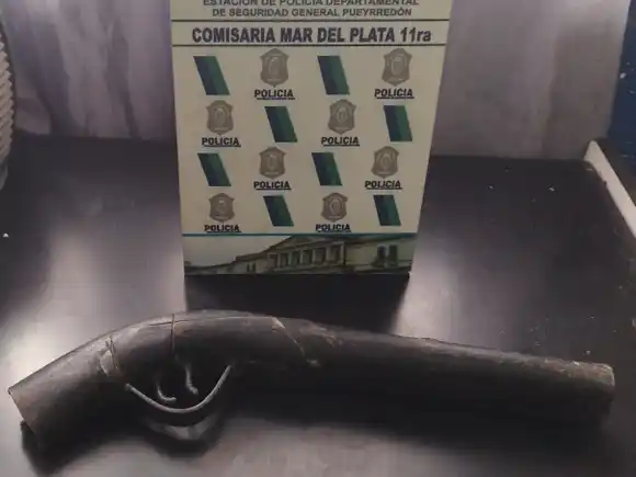 Un hombre golpeó a un cajero en un intento de robo y fue reducido por los empleados del mayorista