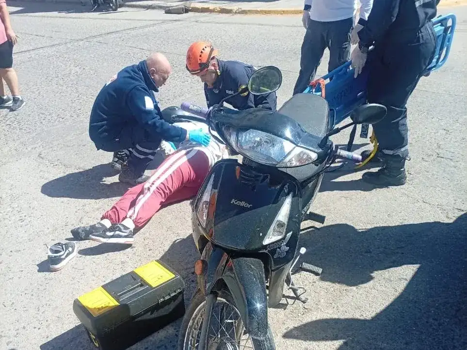 Los bomberos atendiendo a la joven caída sobre la calzada. Foto: BVVT